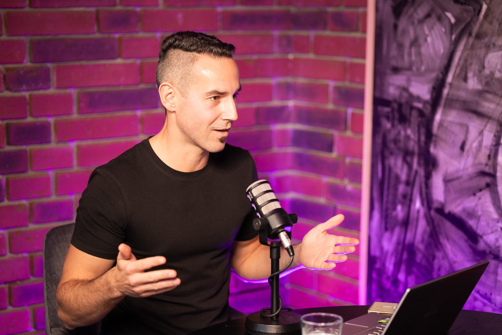 Ondřej Elterlein při natáčení podcastu ODVÁŽNÍ